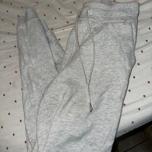 LULULEMON SCUBA HR JOGGERS SIZE 4. HEATHER GREY. 25 IN.